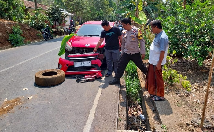 Diduga Pengemudi Tak Hafal Jalan, Mobil Seruduk Pal Jembatan di Kejobong