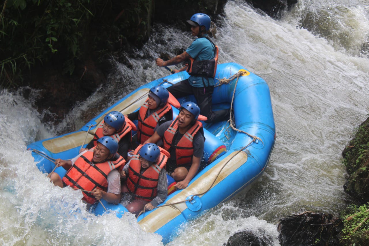 Serunya Menantang Adrenalin di Wisata Body Rafting Cileunca Pengalengan
