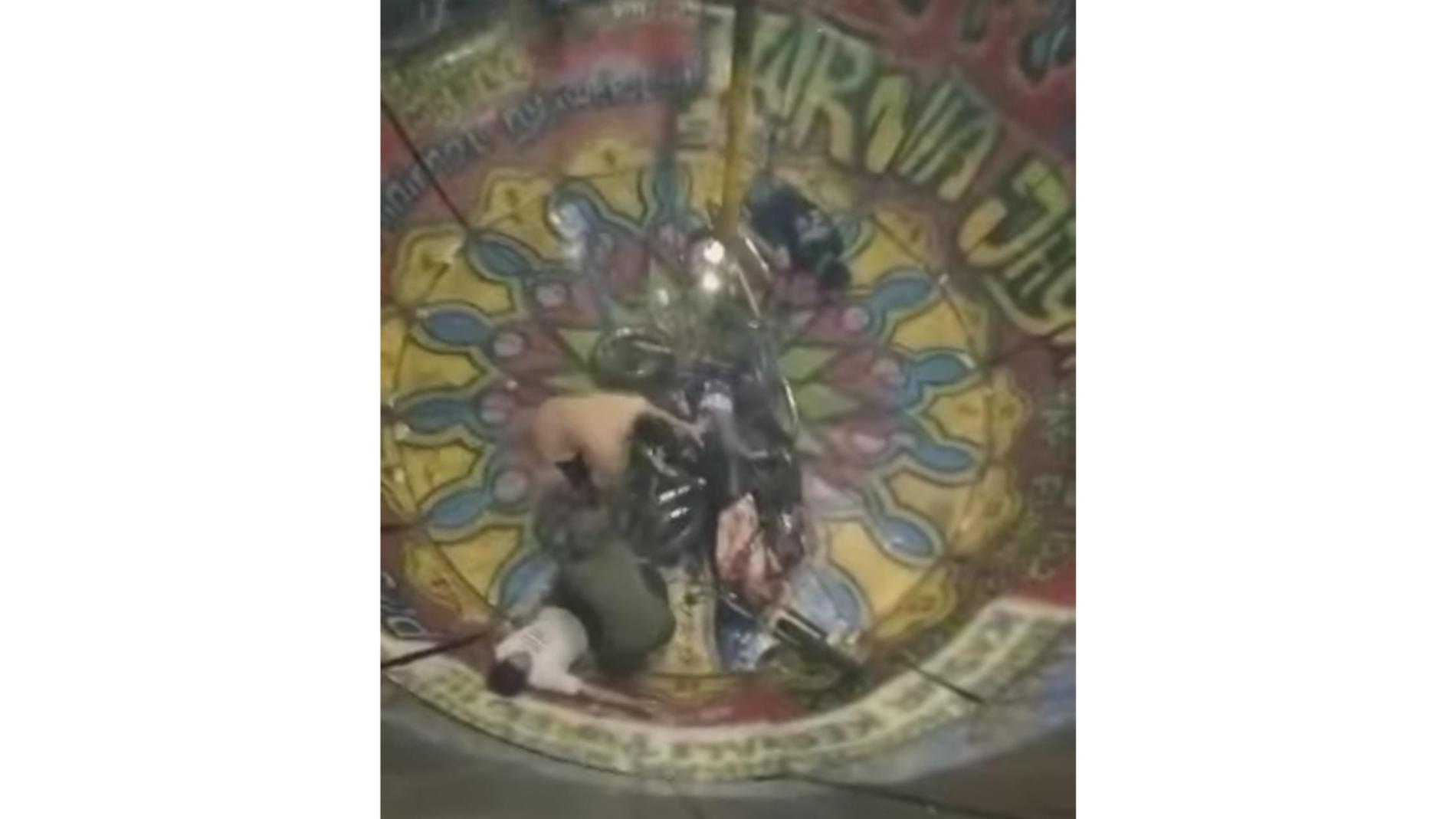 Saat Beraksi Di Arena Tong Setan Hiburan Pasar Malam, Dua Joki Terjatuh