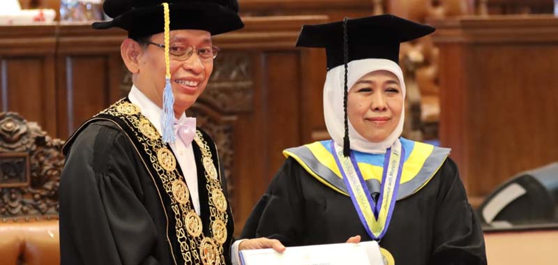 Lulusan Ilmu Politik Unair, Gubernur Khofifah Dapat Gelar Doktor Ilmu Ekonomi, Ga Bahaya Ta?