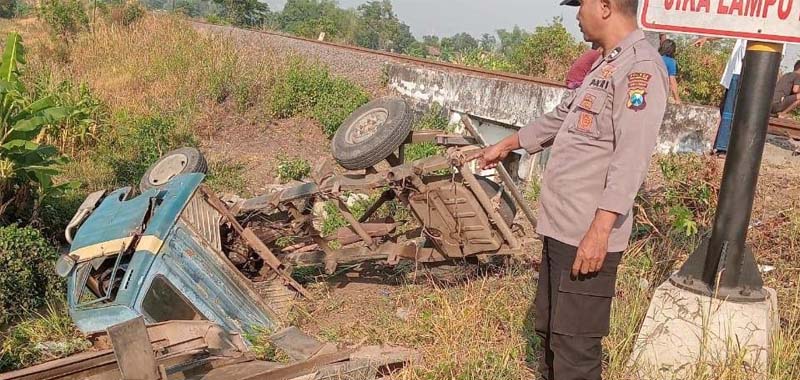 Pengemudi Tak Konsentrasi di Perlintasan KA Tanpa Palang Pintu, KA Tabrak Mobil Pikap Hingga Terjungkir Masuk Parit