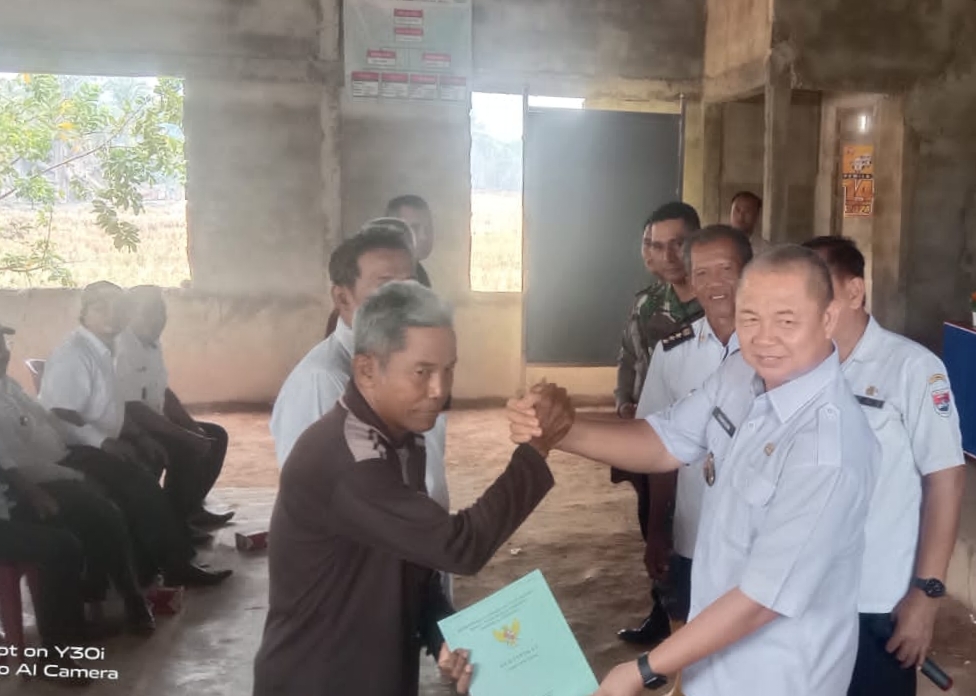Sekda Mesuji Bagikan 100 Sertifikat Program Tanah Nelayan Tahun 2023 Kepada Warga