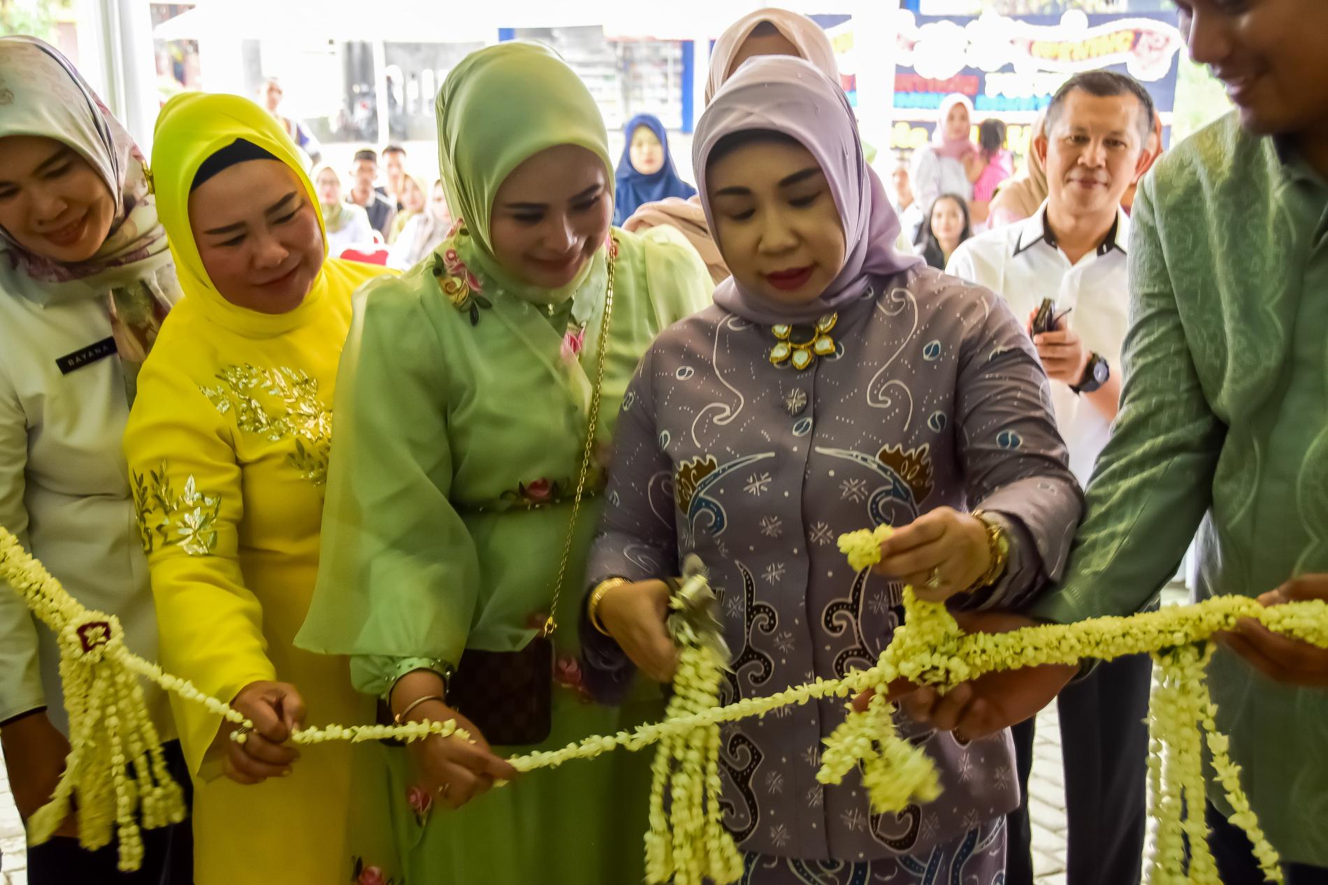 Penjabat Ketua TP-PKK Resmikan Klinik Kecantikan Puspita