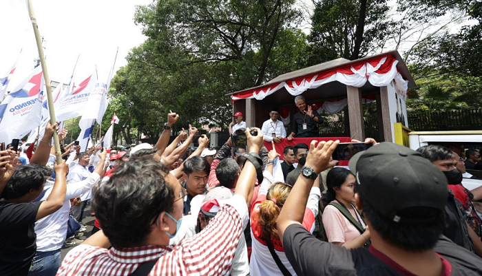 Daftar ke KPU, Ganjar - Mahfud Naik Truk Logistik Sambil Sapa Ribuan Pengantar