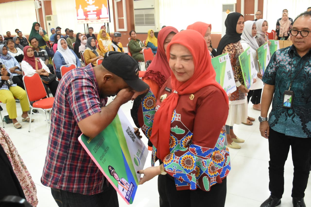 Wali Kota Eva Serahkan Asuransi dan Alat Keselamatan ke 200 Nelayan