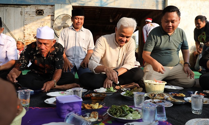 Sebelum Pulang ke Jakarta, Ganjar Diajak Mengan Jejamo oleh Warga Lampung Timur