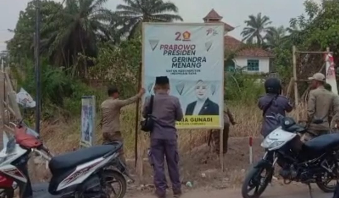 Bawaslu dan Tim Gabungan Pemkab Mesuji Copot Seluruh Alat Peraga Kampanye