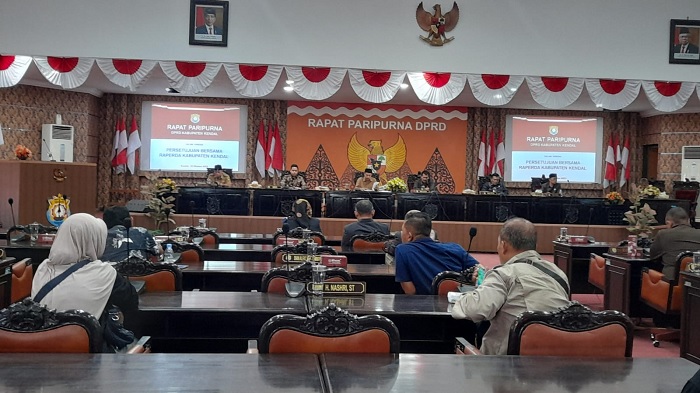DPRD Bersama Bupati Kendal Setujui Bersama Raperda Kabupaten Kendal Cerdas dan Keolahragaan