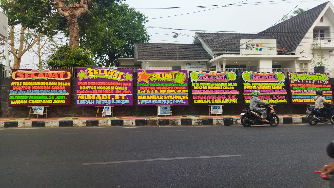 Herman HN Diberi Gelar Dr HC, Baris Papan Bunga Pejabat Pemkot di Trotoar