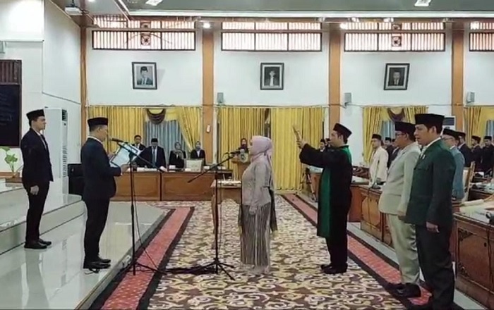 Aksi Pakai Pita Hitam Warnai Pelantikan PAW Churun Chalina sebagai Anggota DPRD Demak Gantikan Nurul Muttaqin