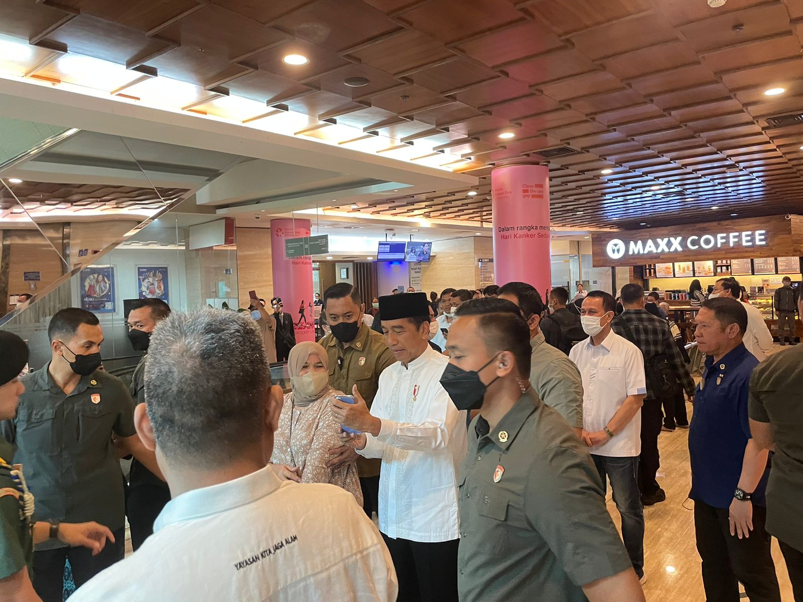 Presiden Joko Widodo Jenguk dan Doakan Doni Monardo di Rumah Sakit Siloam Semanggi