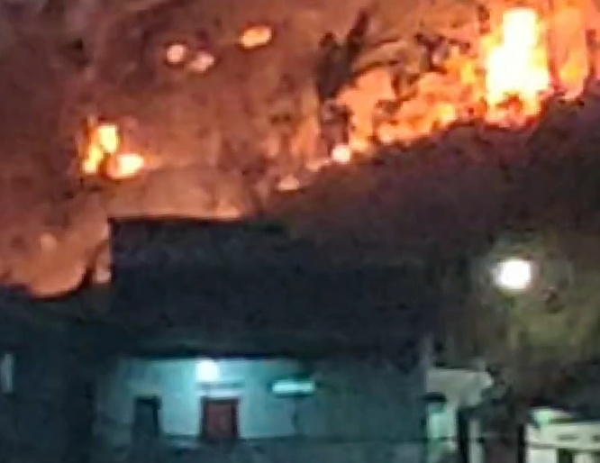 Gara-Gara Bakar Sampah, Puncak Bukit Teropong Kota Ikut Terbakar