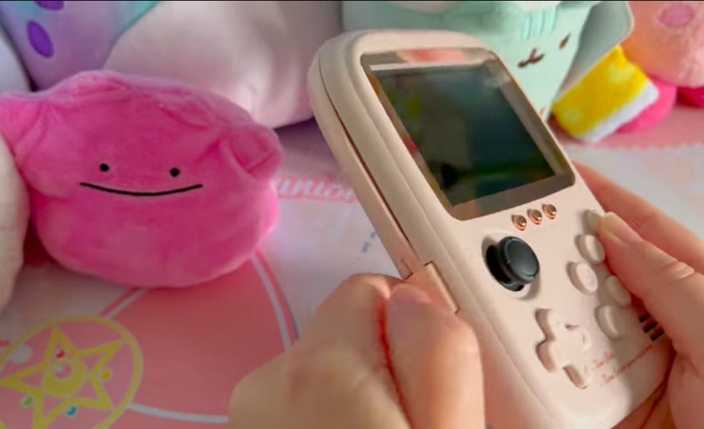 Dengan Desain Mirip Konsol Super NES, Bentuk Unik AYANEO Retro Power Bank Diluncurkan 
