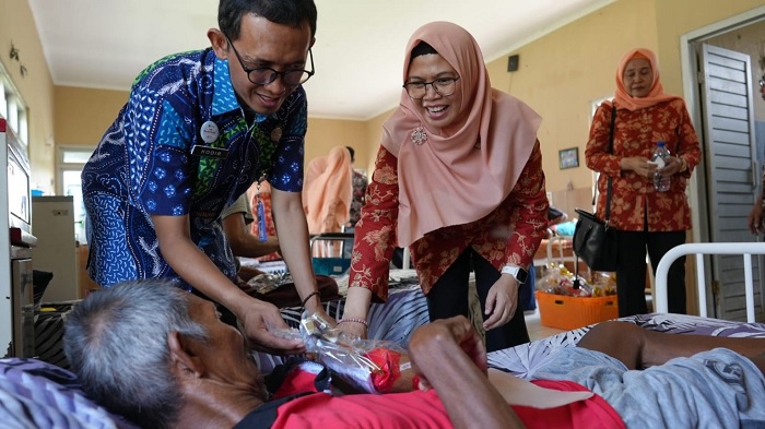 Indah Sumarno Terenyuh saat Anjangsana ke Panti Lansia Cepiring