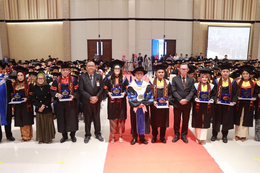 Sekdaprov Lampung Menghadiri Rapat Senat Luar Biasa UBL Pada Wisuda Sarjana (S1) dan Pasca Sarjana (S2)