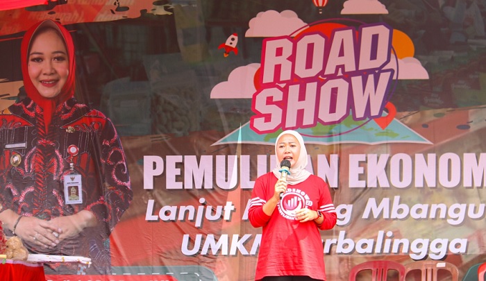 Bupati Tiwi Promosikan Produk Sapu Gelagah saat  Roadshow Pemulihan Ekonomi di Karangjambu