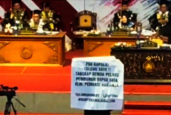 Saat Wisuda, Mahasiswa Asal Lampung Bentang Spanduk Minta Kapolri Usut Pembunuh Ayahnya