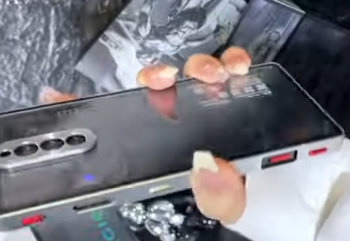 Gak Usah Pusing Ngecash, Adoptor GaN 4-Port Red Magic Dirilis, Isi Daya Sampai 165 Watt Bersamaan