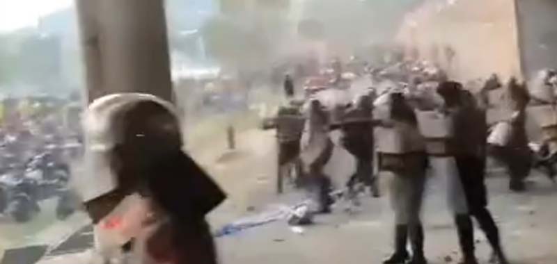 Dilibas Deltras 2-1 Suporter Gresik United Ngamuk Hingga Bentrok dengan Polisi