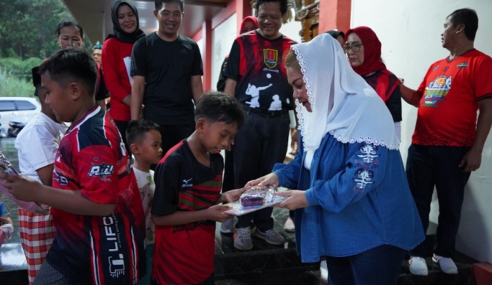 Bagasi Mobil Mbak Ita Penuh Alat Tulis, Dibagi di Setiap Acara agar Anak Giat Belajar