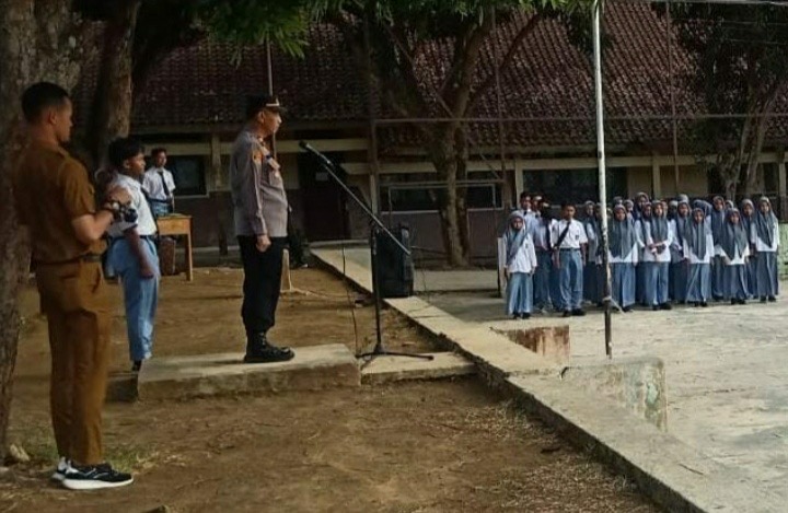 Kapolsek Talang Padang Pimpin Upacara SMK Muhammadiyah