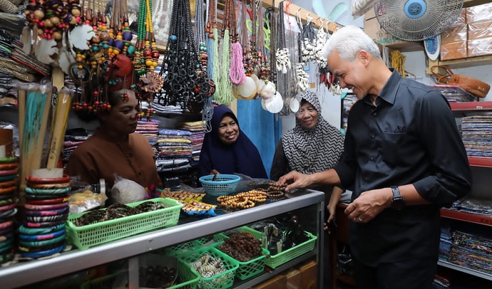 Dukung Pemberdayaan UMKM, Ganjar Beli Gelang Kayu Gaharu di Pasar Hamadi Jayapura