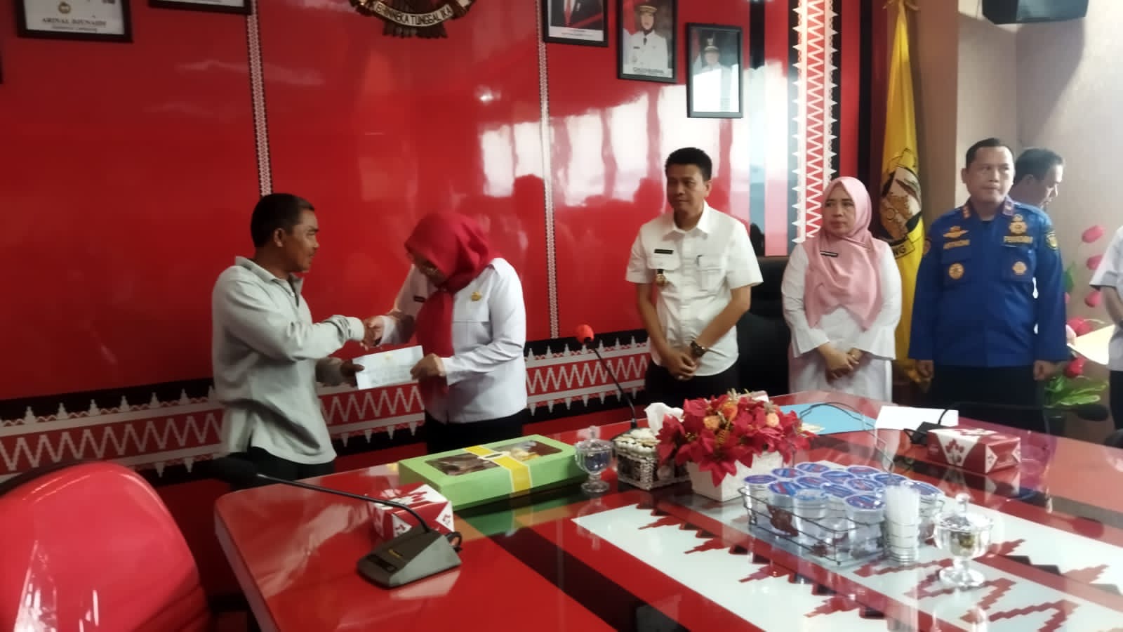 Wali Kota Eva Serahkan Bantuan buat Korban Bencana dan Anak Sakit