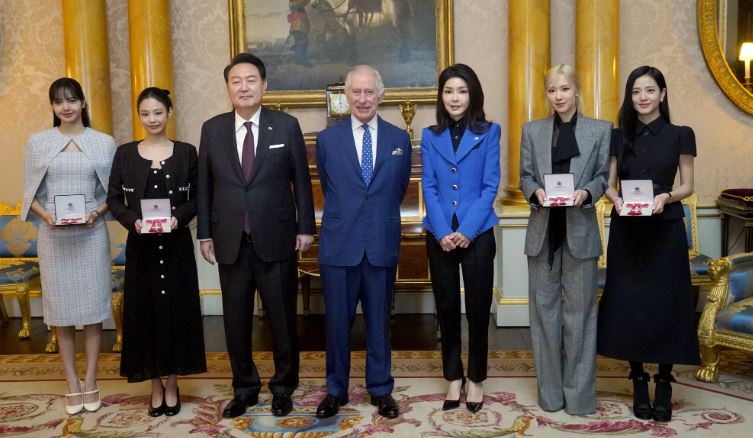 BLACKPINK Dianugerahi MBE Kehormatan Oleh Raja Charles III di Istana Buckingham