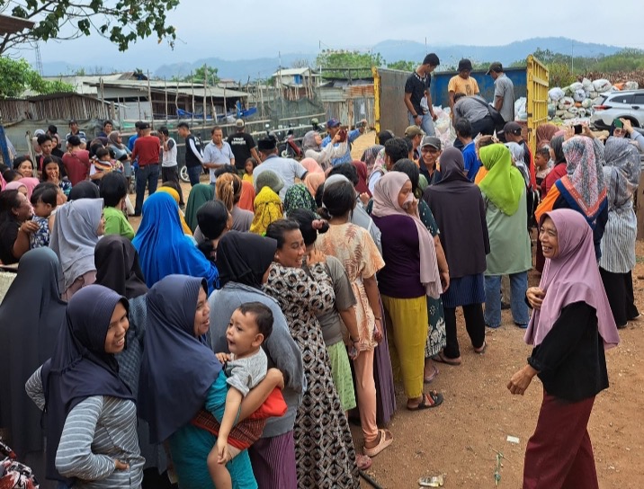 50 Tahun Faperta Unila, Angkatan IFU 84 Bagi Sembako Warga Pesisir