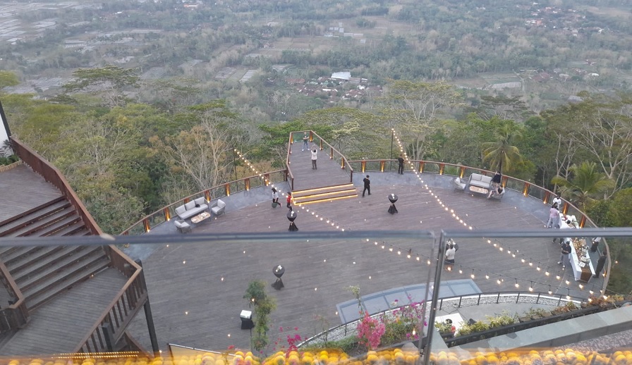 Plataran Langit Khatulistiwa Borobudur, Sensasi Saksikan Panorama Enam Gunung dari Atas Awan