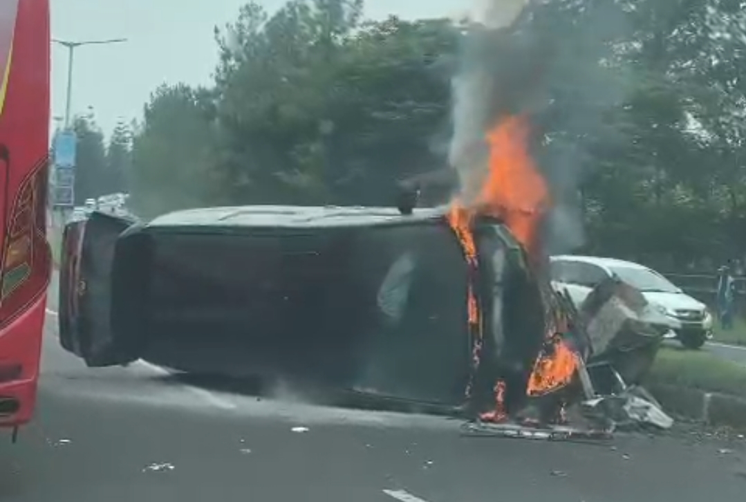 Tabrak Tiang Listrik di Pintu Tol Bintaro Jaya, Toyota Alphard  Meledak