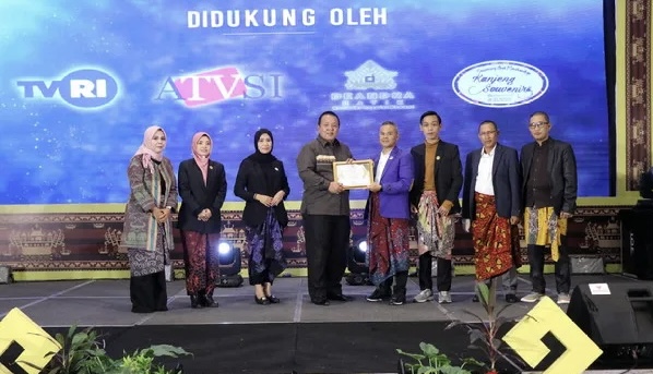 Gubernur Arinal Raih Anugerah KPID Lampung Award 2023