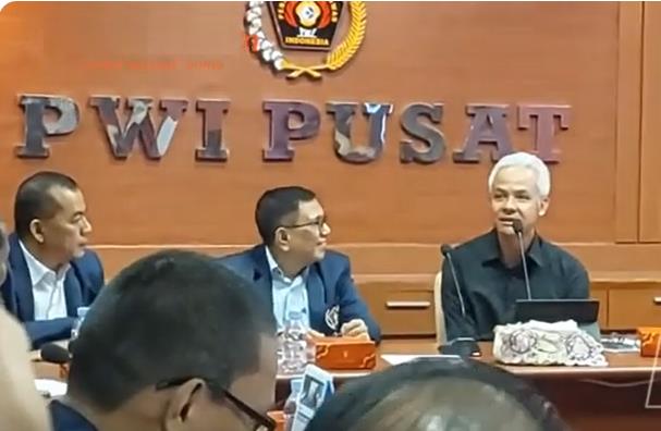 Ketum PWI Pusat (tengah) Hendry Ch. Bangun