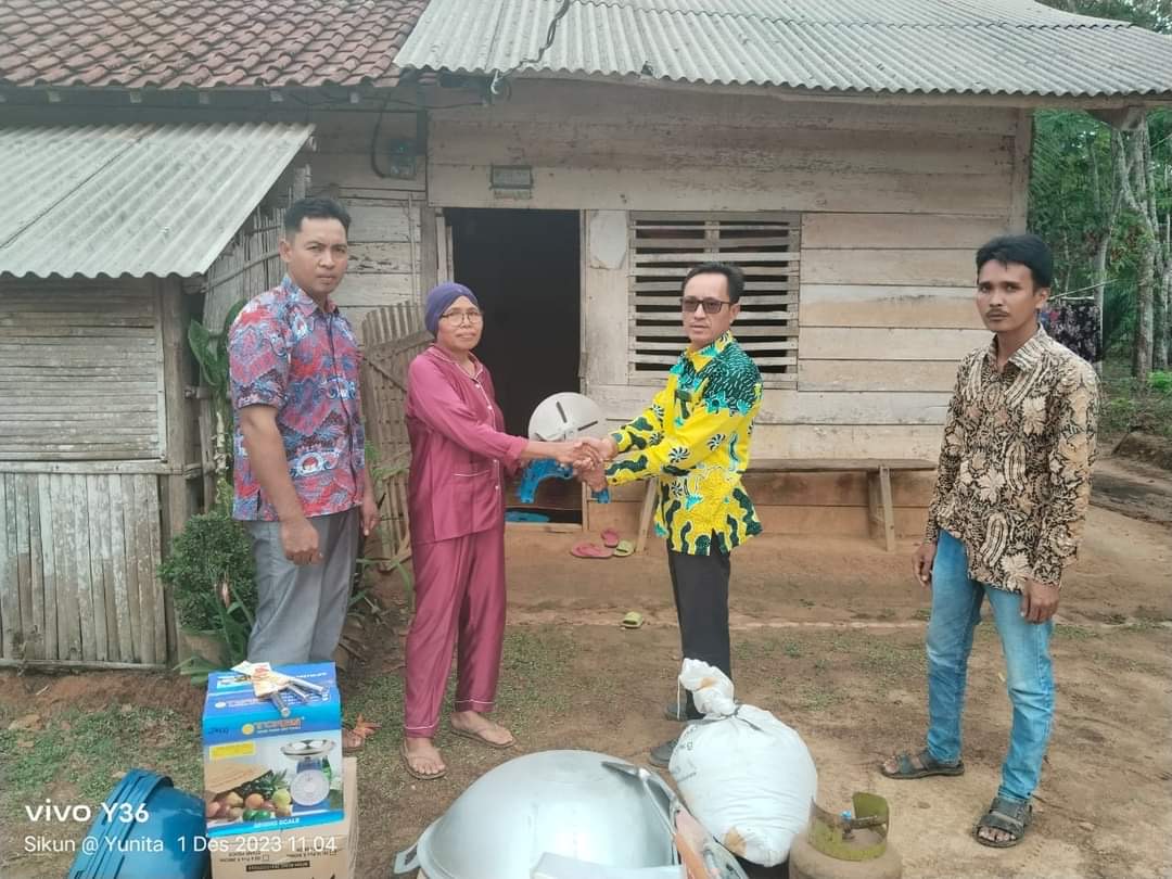 Pemdes Labuhan Batin Mesuji Berikan Bantuan Alat Produksi Tempe Kepada Sukarti Program Ketahanan pangan