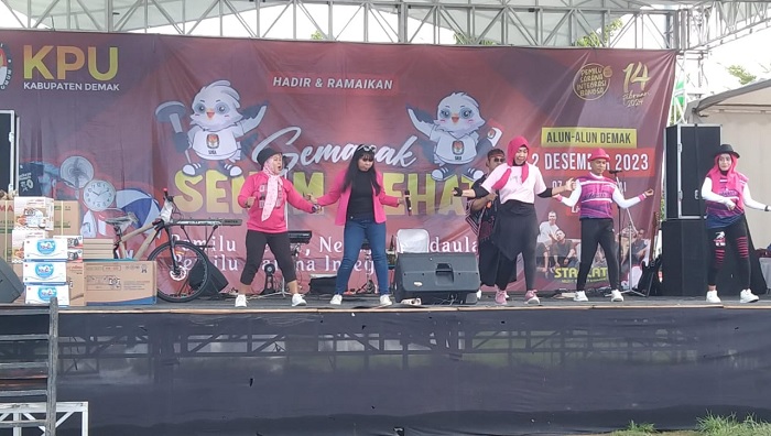 Sosialiasi Pemilu Sambil Sehatkan Masyakarat, KPU Demak Gelar Senam Massal di Alun-alun