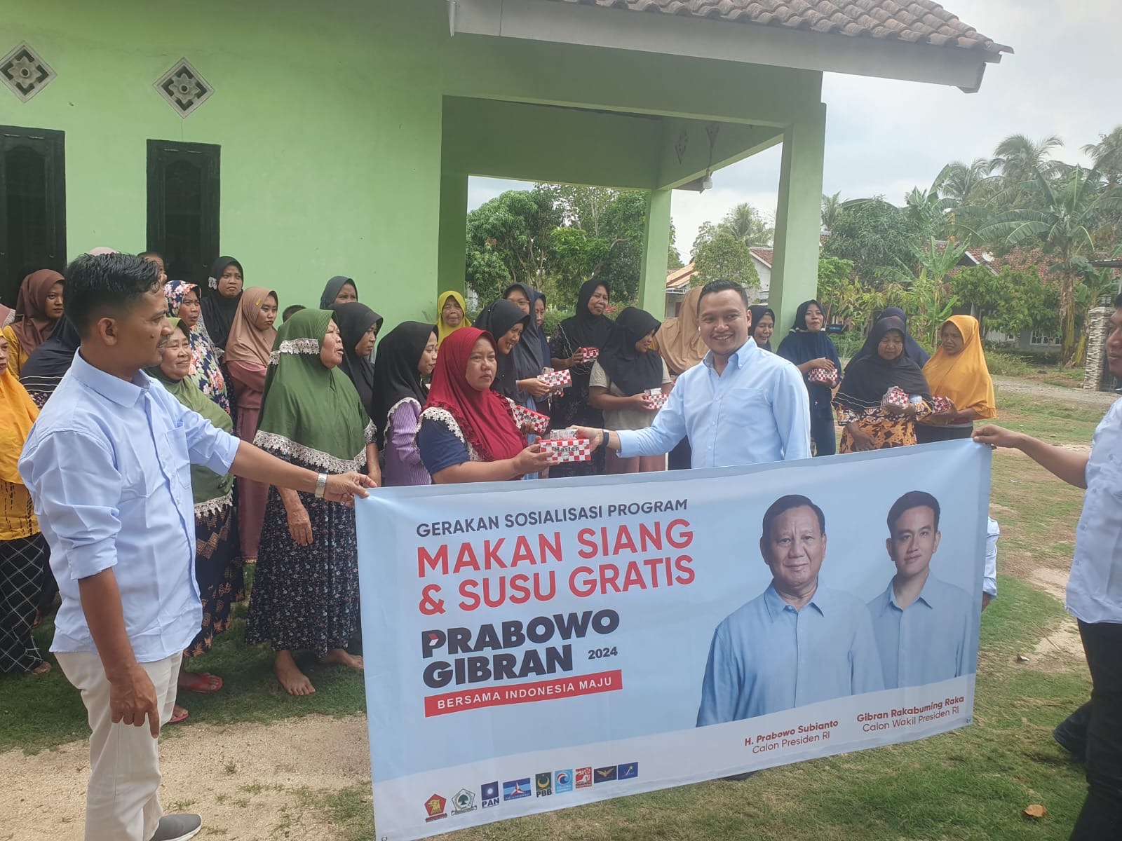 Tekan Stunting, Gerindra Pringsewu Bagikan Makan dan Susu di 6 Titik