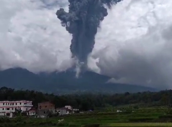 Warga Panik, Gunung Merapi Sumbar Meletus Hujan Pasir dan Abu
