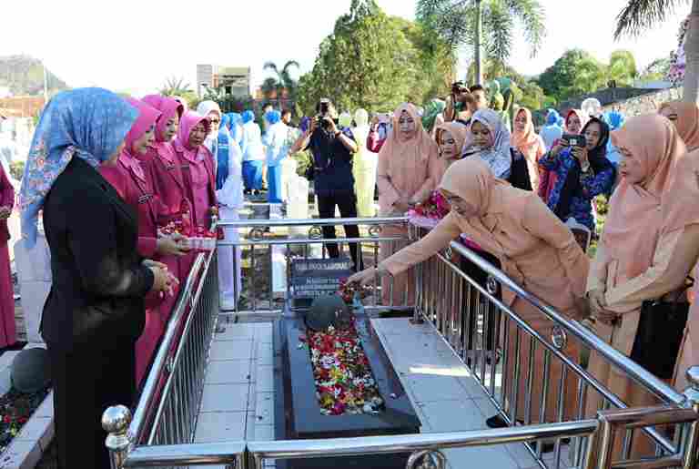 Ibu Mami Yani Fahrizal Ikuti Ziarah dan Tabur Bunga dalam Rangka Peringatan Hari Ibu