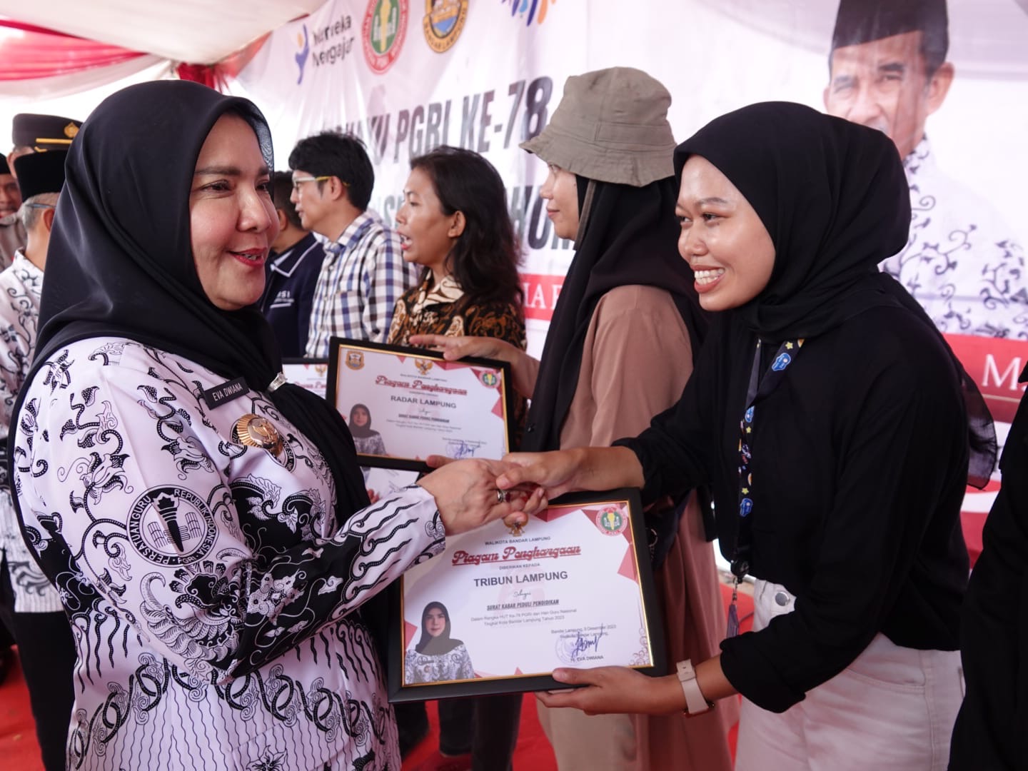 HUT 78 PGRI dan Guru, Wali Kota Eva Dwiana Bagi Bagi-Bagi Tiket Umroh