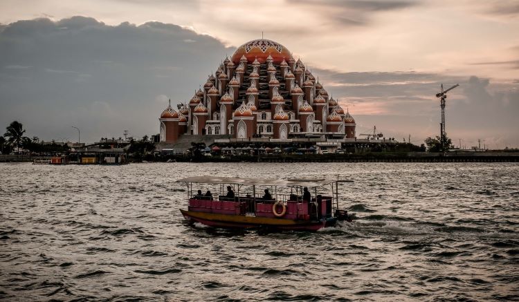  Pilihan Wisata Religi, Nikmati Keindahan Arsitektur Masjid di Indonesia