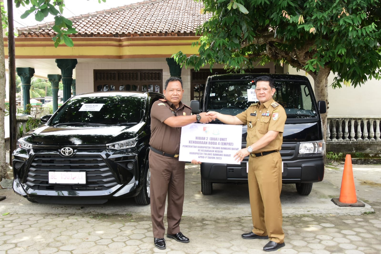 Kejari Tubaba Mendapatkan Hibah Dua Unit Kendaraan Mobil dari Pemkab