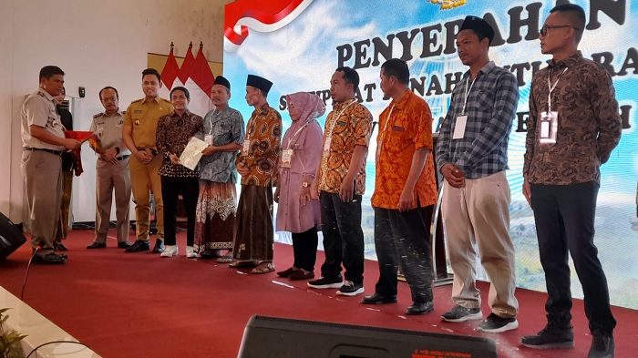 Wamen ATR/BPN Distribusikan 500 Sertifikat PTSL ke Warga Kendal