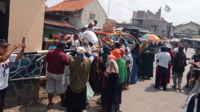 Relawan AMIN Jual Sembako, Warga Beli dengan Harga Seikhlasnya