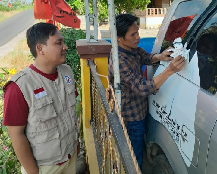 Dimandorin Bawaslu Tanggamus, Panwascam Baru Copot Stiker Caleg Dewi Handajani di Mobil Ambulan Pekon Banjarmasin