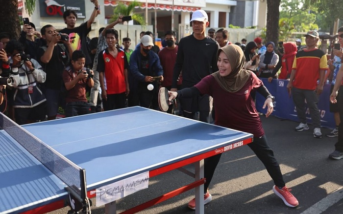 Atikoh dan Ganjar Main Tenis Meja Bareng Warga, CFD Solo Kian Meriah