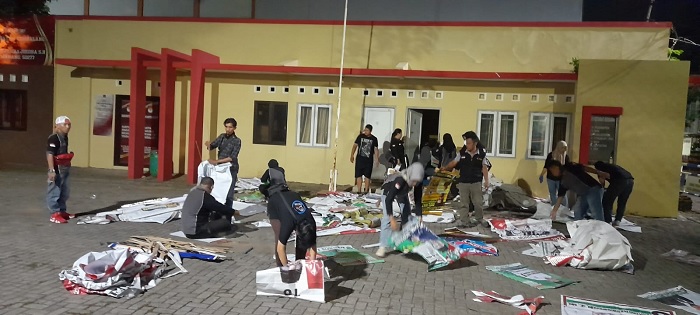 Tim Gabungan Panwascam di Kota Semarang Tertibkan Ribuan APK Langgar Aturan