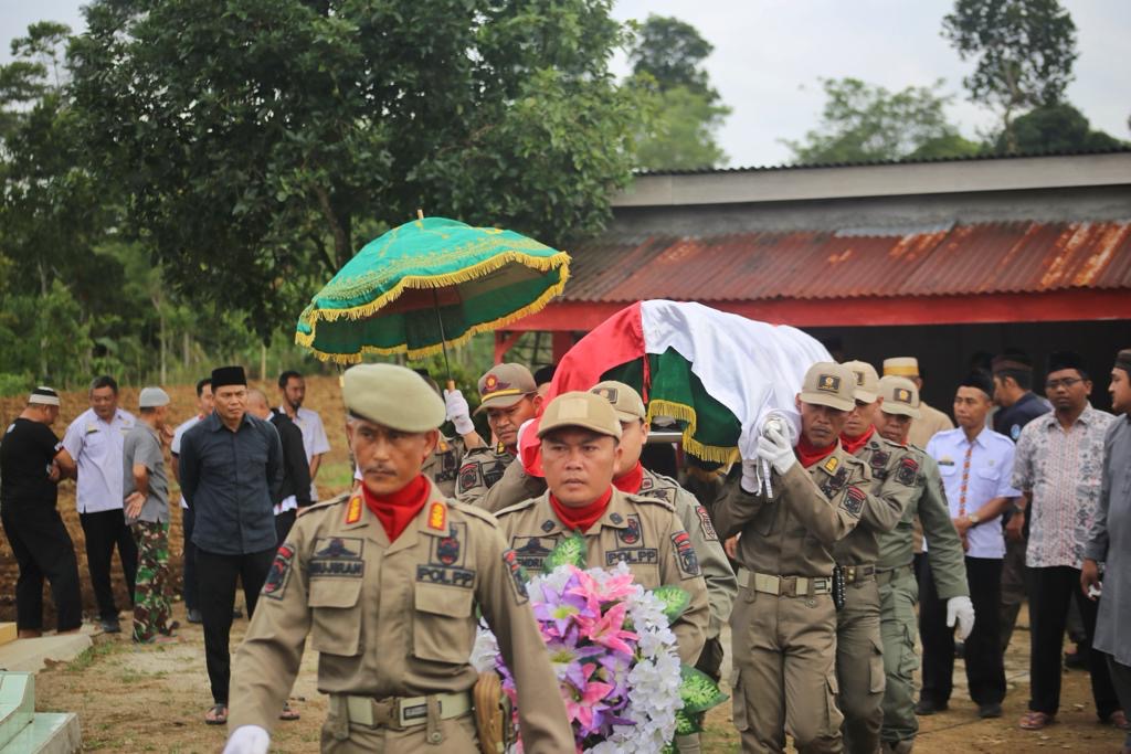 Pj. Bupati Lambar Jadi Inspektur Upacara Pemakaman Dan Pelepasan Almarhum Ahmad Sater