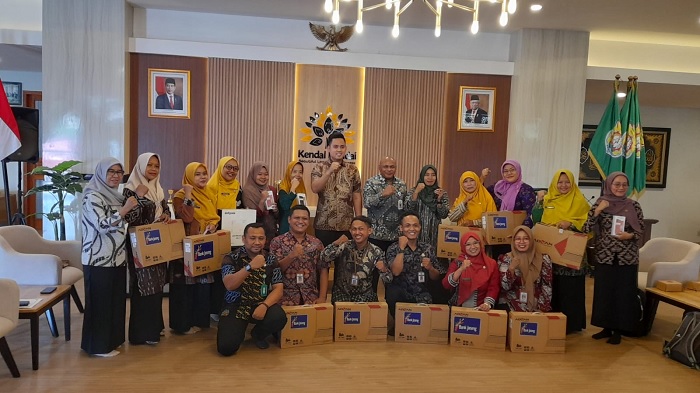 Bupati Dico Berikan Hadiah Motor hingga Handphone kepada Tenaga Pendidik di Kendal