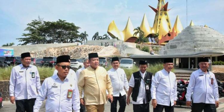 Gubernur Bersama 5 Pemuka Agama dan Masyarakat Doa Bersama Lintas Agama di Menara Siger