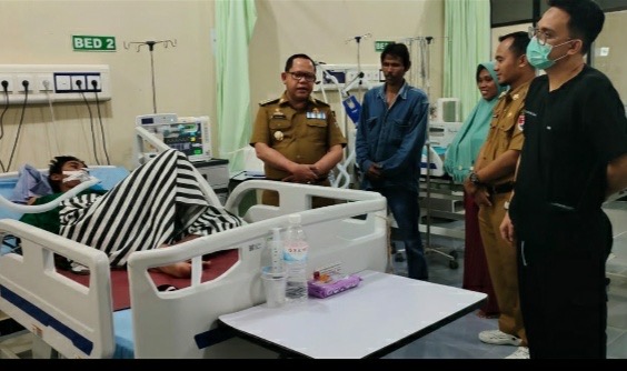 Sulpakar Besuk Remaja yang Nyaris Tewas di Waterboom Kehati